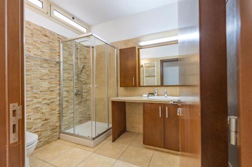 Bilik mandi di Agios Tychon Luxury Villa with Private Pool