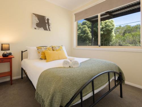 ein Schlafzimmer mit einem Bett, auf dem zwei Handtücher liegen in der Unterkunft North View in Warrnambool