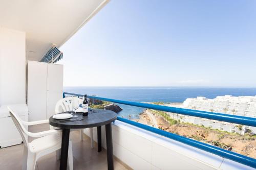 Fotografia z galérie ubytovania Apartment with beach at 50 meters, swimming pool and wonderful oceansunset view v destinácii Adeje