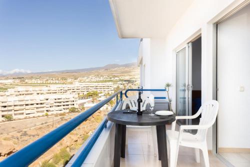 Fotografia z galérie ubytovania Apartment with beach at 50 meters, swimming pool and wonderful oceansunset view v destinácii Adeje