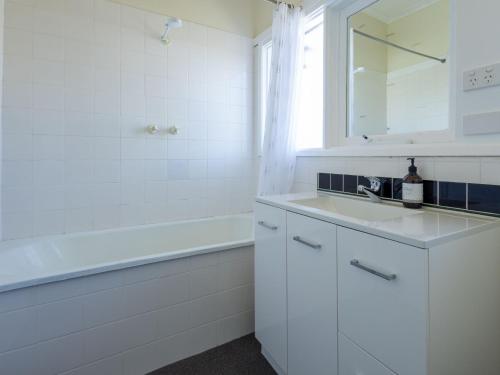 ein weißes Badezimmer mit Waschbecken und Badewanne in der Unterkunft North View in Warrnambool