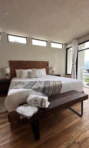 ein großes Schlafzimmer mit einem großen Bett und Fenstern in der Unterkunft Casa Madera 2A in Zacatlán