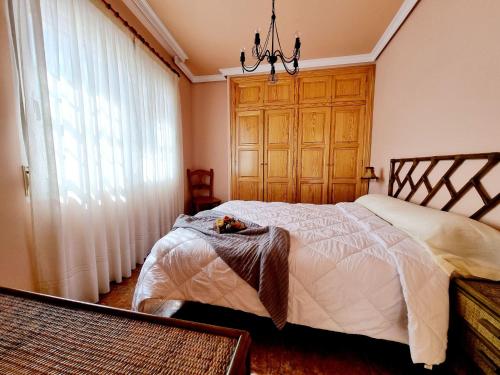 Un dormitorio con una cama y una lámpara de araña. en Beachfront Bungalow In La Mata, Torrevieja, en Torrevieja