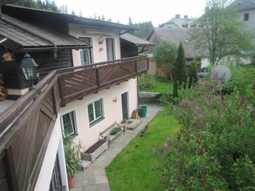 anterior view of a house with a yard at Ferienwohnungen Margreiter in Mitterbach