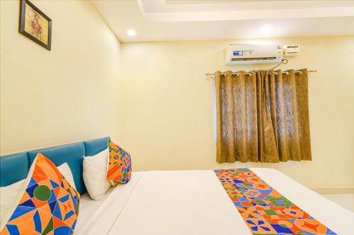 Ein Bett oder Betten in einem Zimmer der Unterkunft FabHotel Tals Hitech Nr Hitech City