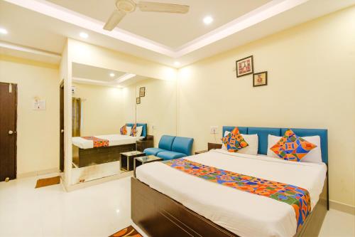 Ein Bett oder Betten in einem Zimmer der Unterkunft FabHotel Tals Hitech Nr Hitech City