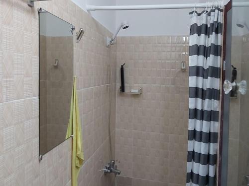 a bathroom with a shower with a glass door at Magnifique Studio Meuble in Abidjan