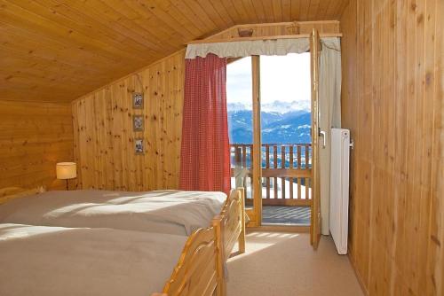 Postel nebo postele na pokoji v ubytování Outstanding chalet for groups, south facing, breathtaking views - all year round