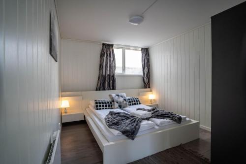 une chambre avec un lit avec un ours en peluche dessus dans l'établissement Bnb Central Apartment 4Stavanger - Berti-2rooms, à Stavanger