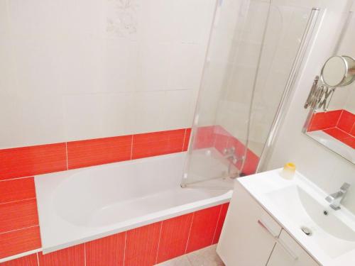 Ένα μπάνιο στο Casa Sarita - well maintained house in Chayofa with Pool