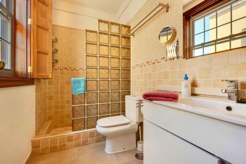 A bathroom at Casa Golfin - Mediterranean-style house in Tenerifes sunny south
