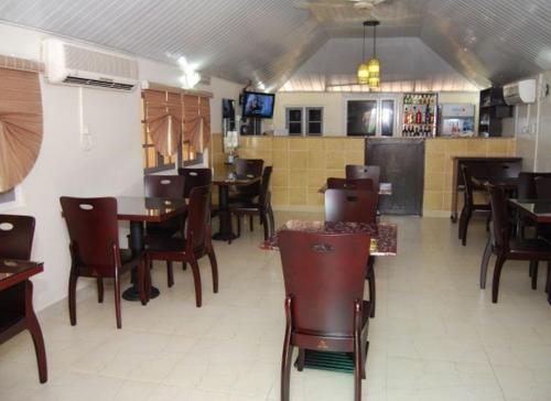a dining room with tables and chairs in a restaurant at Auris Court - Economy in Jabi