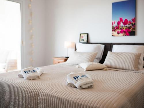 Una cama o camas en una habitación de Sunny and family friendly apartment at the pool
