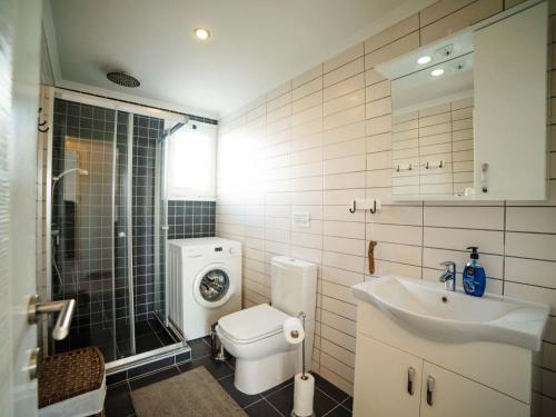 Un baño de Sunny and family friendly apartment at the pool