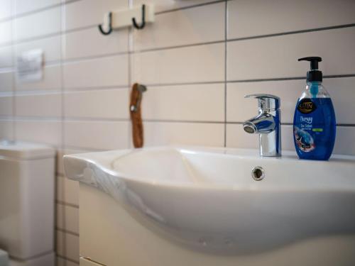 Un baño de Sunny and family friendly apartment at the pool