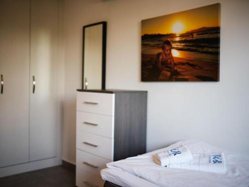 Una cama o camas en una habitación de Sunny and family friendly apartment at the pool