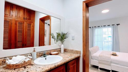 Pool View, Walk to Beach, Shops, Dining, Fast Wifi