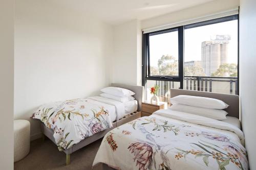 吉朗Urban Drift - Cosy Balcony Nook near Waterfront的有窗户的房间里有两张床