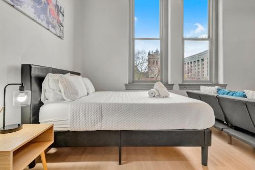 Ένα ή περισσότερα κρεβάτια σε δωμάτιο στο Bright and Modern Studio in Louisville # 308