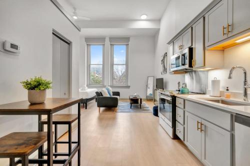 Η κουζίνα ή μικρή κουζίνα στο Bright and Modern Studio in Louisville # 308