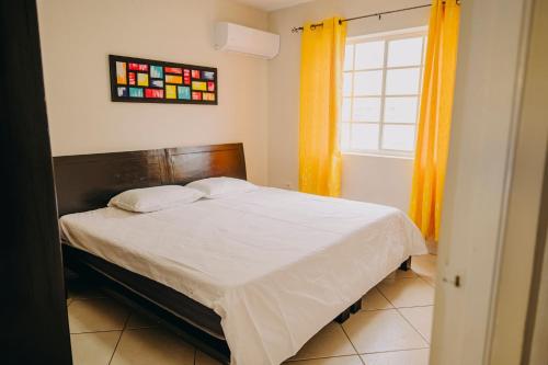 a bedroom with a bed and a window at Wonderful 1-bedroom apartment 3 km from Eagle beach in Noord