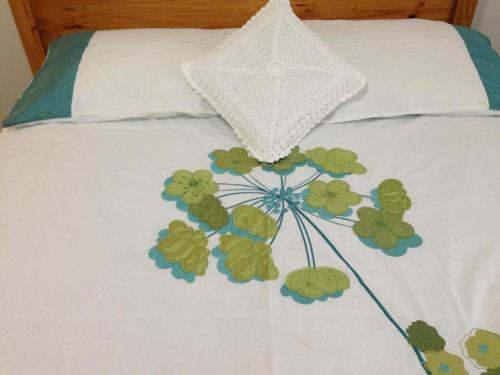 Postel nebo postele na pokoji v ubytování Double with shared bathroom sleeps 1-2 located 5 minutes from Heathrow dsbyr