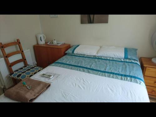 Postel nebo postele na pokoji v ubytování Double with shared bathroom sleeps 1-2 located 5 minutes from Heathrow dsbyr