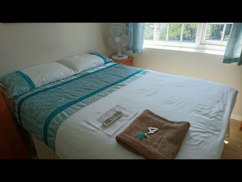 Postel nebo postele na pokoji v ubytování Double with shared bathroom sleeps 1-2 located 5 minutes from Heathrow dsbyr