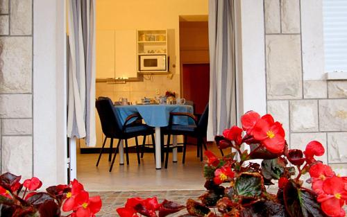 Apartment for four persons with sea view in Trogir near the beach