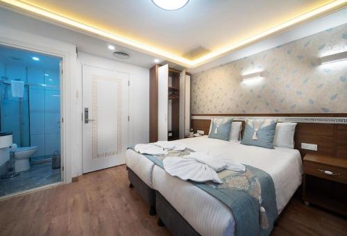 Un pat sau paturi într-o cameră la Lika Hotel - Superior Double or Twin Room - unforgettable holiday in Istanbul