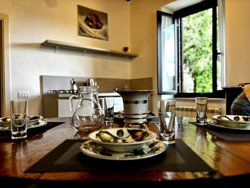 Una mesa de madera con platos de comida encima. en Appartamento Appia Castel Viscardo, en Castel Viscardo