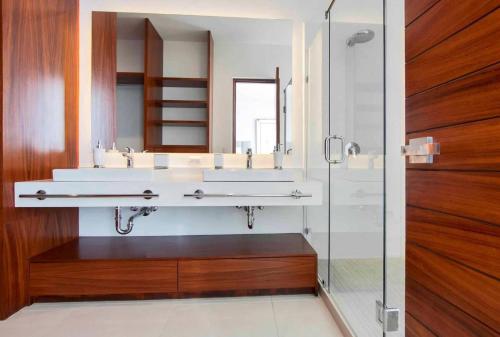 a bathroom with two sinks and a mirror at New Villa 207 Deluxe , Golf Club, Punta Cala in Nuevo Vallarta 