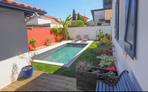 patio trasero con piscina en Villa Golf Biarritz, en Anglet