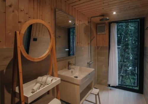 un baño con lavabo y espejo en Morning Star Glamping, en Ban Pok Nai
