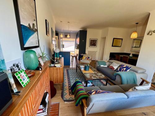 un salon avec un canapé et une table dans l'établissement Villa Golf Biarritz, à Anglet