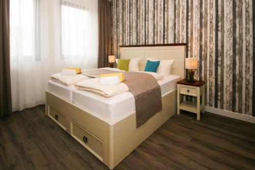 ライプツィヒにあるアパートメント セントラル ライプツィヒのベッドルーム1室(大型ベッド1台、枕2つ付)