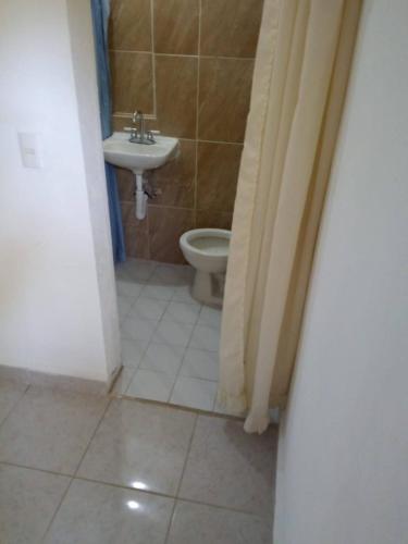 TlaquiltenangoにあるLodging And Tranquilityの洗面台とトイレ付きのバスルーム