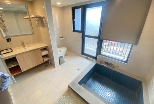 a bathroom with a large tub in the middle of it at 金讚溫泉飯店 in Taimali