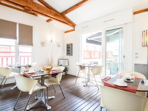 une salle à manger avec une table et des chaises dans l'établissement Hotel Les Almadies - Coeur de Ville, à Saint-Jean-de-Luz