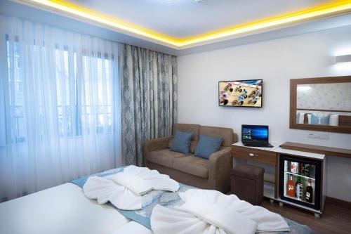 Un pat sau paturi într-o cameră la Lika Hotel - Superior Double or Twin Room