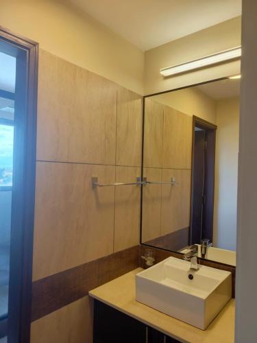 a bathroom with a sink and a mirror at Departamento Independencia in Tarija