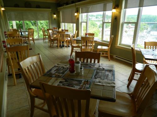 Gallery image of Hilltop Motel & Restaurant in Grand Falls