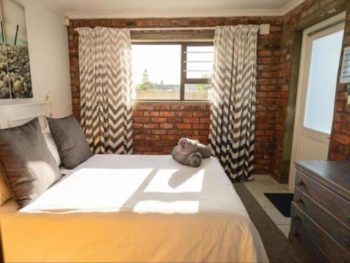 Postel nebo postele na pokoji v ubytování 25 On Main Struisbaai - Economy Appartment