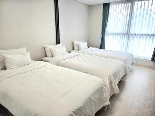 Postel nebo postele na pokoji v ubytování Grand Bleu Hotel & Residence