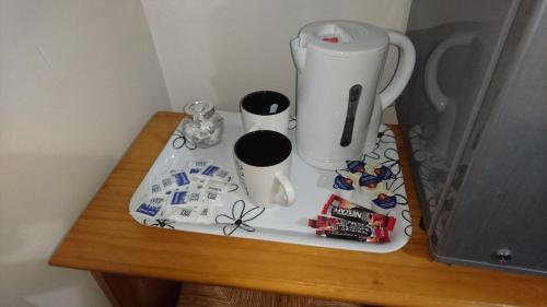 a table with a blender and cups on it at En suite shower room Double room with 1 double deyr in Hayes