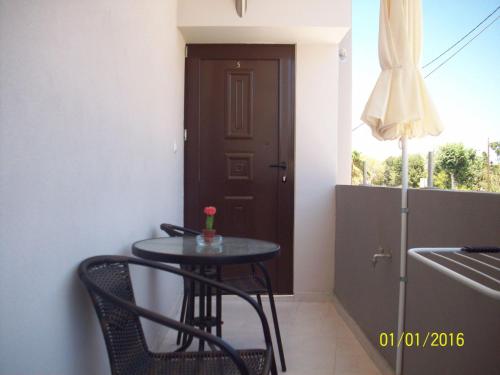 ダラトソにあるPosto Studio 5 Chania Crete 100 m from the beachの小さなテーブル