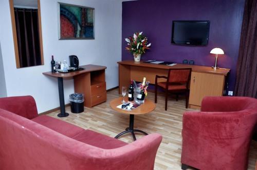 Una televisión o centro de entretenimiento en Golden Tulip Port Harcourt- Standard