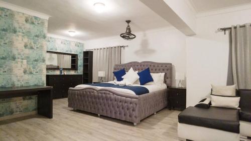Un lugar para sentarse en 8bdr Penthouse With Private Rooftop Jacuzzi