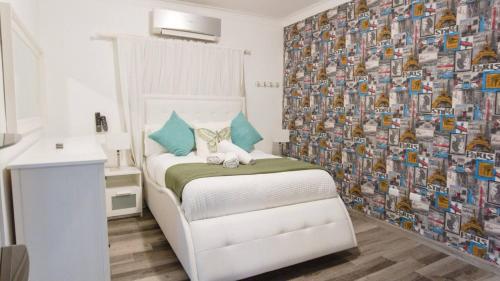 Una cama o camas en una habitación de 8bdr Penthouse With Private Rooftop Jacuzzi