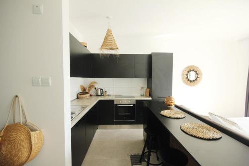 Una cocina o zona de cocina en Boho seaside studio in Cove Garden